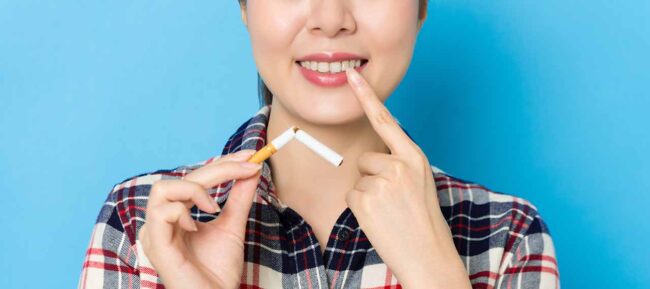 Røyk og snus påvirker tannhelsen på mange ulike måter.
